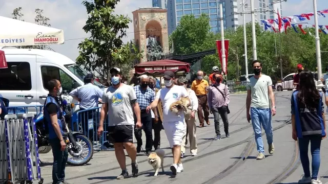 Kontrollü normalleşmenin ilk gününde Taksim'de dikkat çeken yoğunluk Kontrollü normalleşmenin ilk gününde Taksim'de dikkat çeken yoğunluk