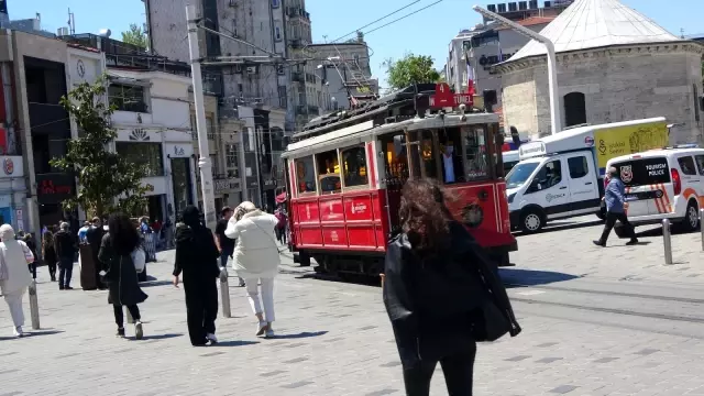 Kontrollü normalleşmenin ilk gününde Taksim'de dikkat çeken yoğunluk Kontrollü normalleşmenin ilk gününde Taksim'de dikkat çeken yoğunluk