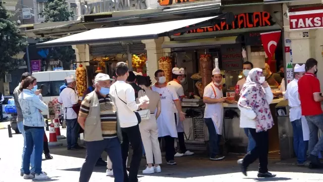Kontrollü normalleşmenin ilk gününde Taksim'de dikkat çeken yoğunluk Kontrollü normalleşmenin ilk gününde Taksim'de dikkat çeken yoğunluk