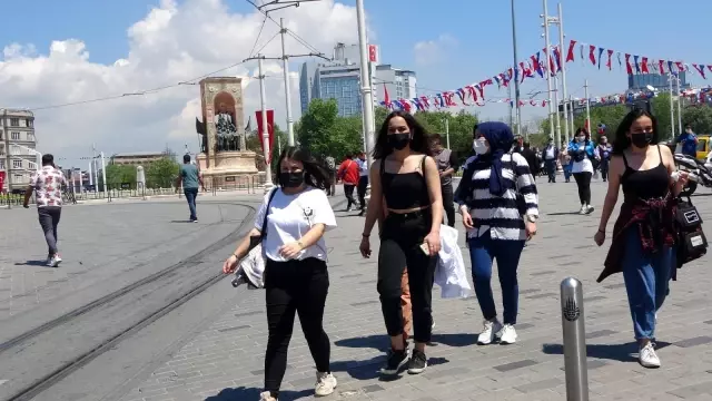 Kontrollü normalleşmenin ilk gününde Taksim'de dikkat çeken yoğunluk Kontrollü normalleşmenin ilk gününde Taksim'de dikkat çeken yoğunluk
