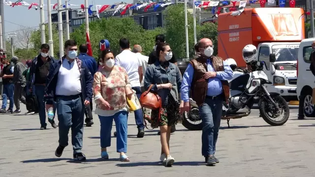 Kontrollü normalleşmenin ilk gününde Taksim'de dikkat çeken yoğunluk Kontrollü normalleşmenin ilk gününde Taksim'de dikkat çeken yoğunluk
