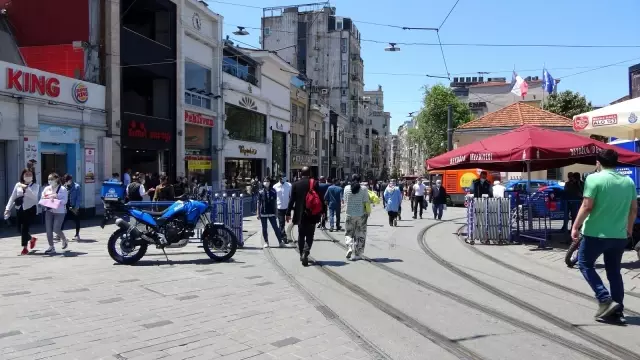 Kontrollü normalleşmenin ilk gününde Taksim'de dikkat çeken yoğunluk Kontrollü normalleşmenin ilk gününde Taksim'de dikkat çeken yoğunluk
