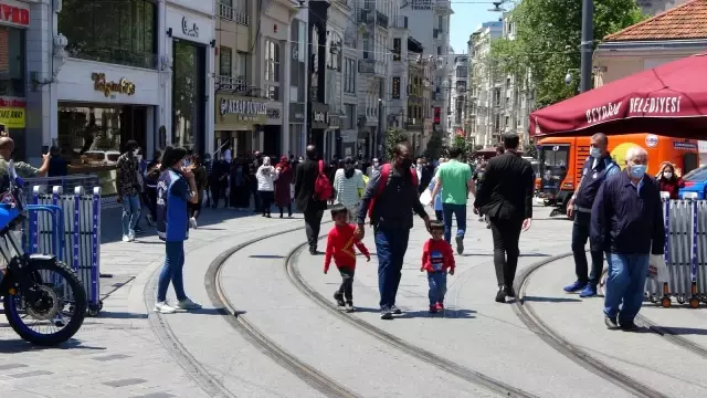 Kontrollü normalleşmenin ilk gününde Taksim'de dikkat çeken yoğunluk Kontrollü normalleşmenin ilk gününde Taksim'de dikkat çeken yoğunluk