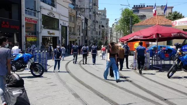 Kontrollü normalleşmenin ilk gününde Taksim'de dikkat çeken yoğunluk Kontrollü normalleşmenin ilk gününde Taksim'de dikkat çeken yoğunluk