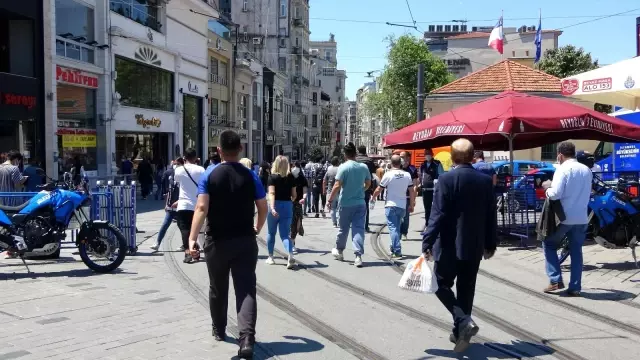 Kontrollü normalleşmenin ilk gününde Taksim'de dikkat çeken yoğunluk Kontrollü normalleşmenin ilk gününde Taksim'de dikkat çeken yoğunluk