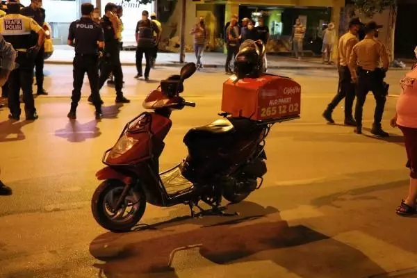 TAKSİ İLE ÇARPIŞAN MOTOSİKLETLİ KURYE AĞIR YARALANDI TAKSİ İLE ÇARPIŞAN MOTOSİKLETLİ KURYE AĞIR YARALANDI