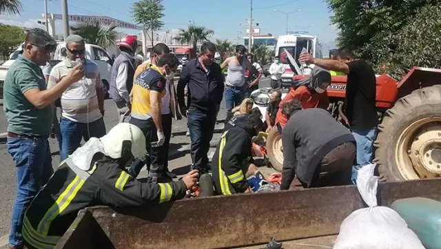 Otomobil traktörle çarpıştı, yolun ortasında can pazarı yaşandı Otomobil traktörle çarpıştı, yolun ortasında can pazarı yaşandı