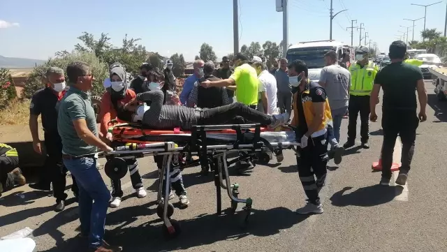 Otomobil traktörle çarpıştı: 1'i ağır 4 yaralı Otomobil traktörle çarpıştı: 1'i ağır 4 yaralı