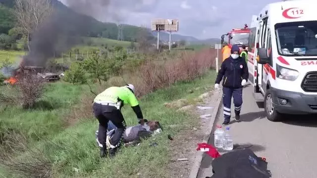 Otomobilleri devrilen çift, yanan araçtan son anda kurtarıldı Otomobilleri devrilen çift, yanan araçtan son anda kurtarıldı