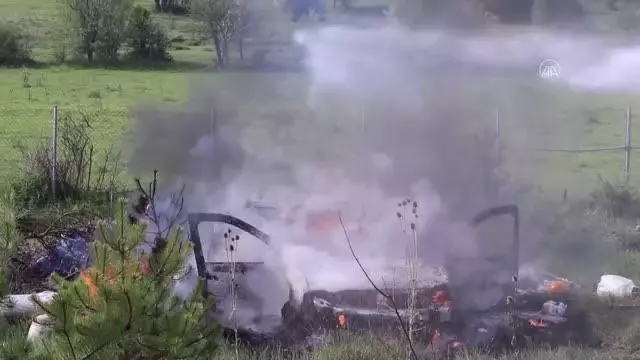 Otomobilleri devrilen çift, yanan araçtan son anda kurtarıldı Otomobilleri devrilen çift, yanan araçtan son anda kurtarıldı