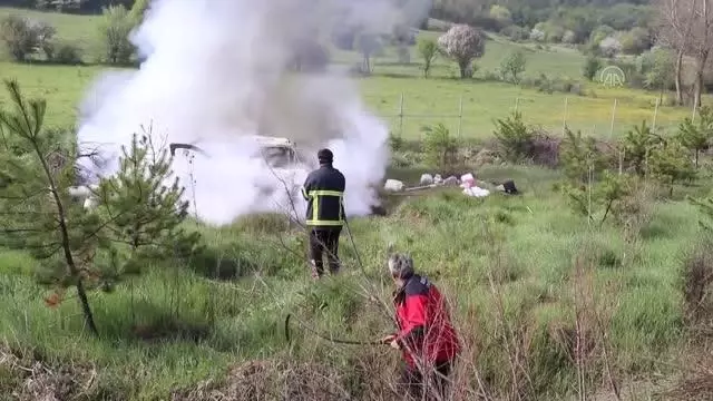 Otomobilleri devrilen çift, yanan araçtan son anda kurtarıldı Otomobilleri devrilen çift, yanan araçtan son anda kurtarıldı
