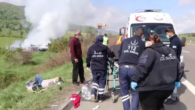 Otomobilleri devrilen çift, yanan araçtan son anda kurtarıldı Otomobilleri devrilen çift, yanan araçtan son anda kurtarıldı