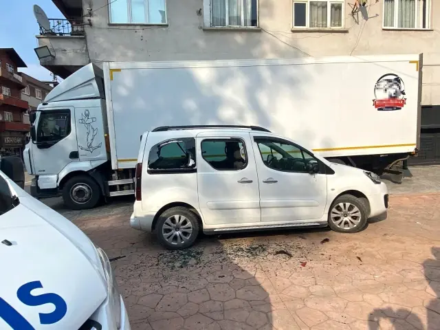 İş yerine sopalarla saldırdılar araçların camlarını kırdılar İş yerine sopalarla saldırdılar araçların camlarını kırdılar