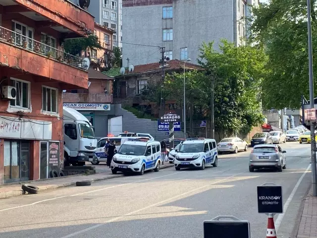 İş yerine sopalarla saldırdılar araçların camlarını kırdılar İş yerine sopalarla saldırdılar araçların camlarını kırdılar