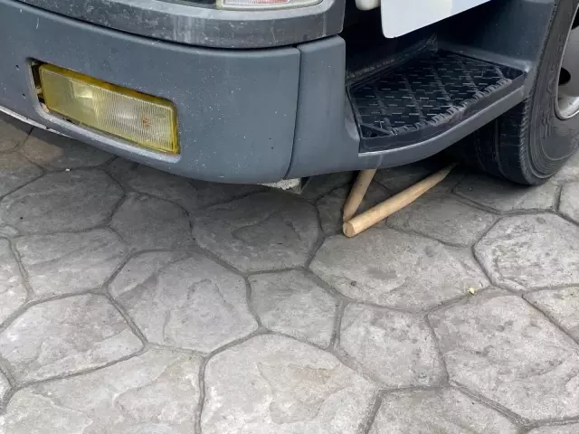 İş yerine sopalarla saldırdılar araçların camlarını kırdılar İş yerine sopalarla saldırdılar araçların camlarını kırdılar