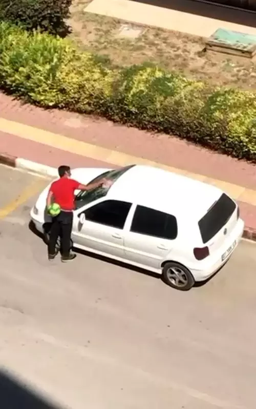 Park halindeki otomobilin camlarını parke taşıyla tuzla buz etti Park halindeki otomobilin camlarını parke taşıyla tuzla buz etti