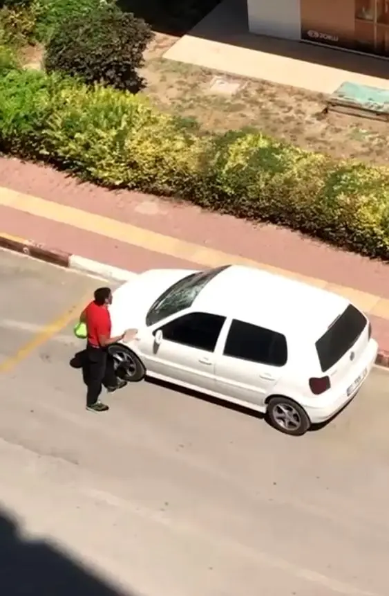 Park halindeki otomobilin camlarını parke taşıyla tuzla buz etti Park halindeki otomobilin camlarını parke taşıyla tuzla buz etti