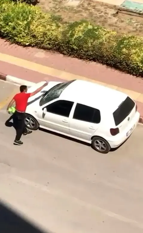 Park halindeki otomobilin camlarını parke taşıyla tuzla buz etti Park halindeki otomobilin camlarını parke taşıyla tuzla buz etti