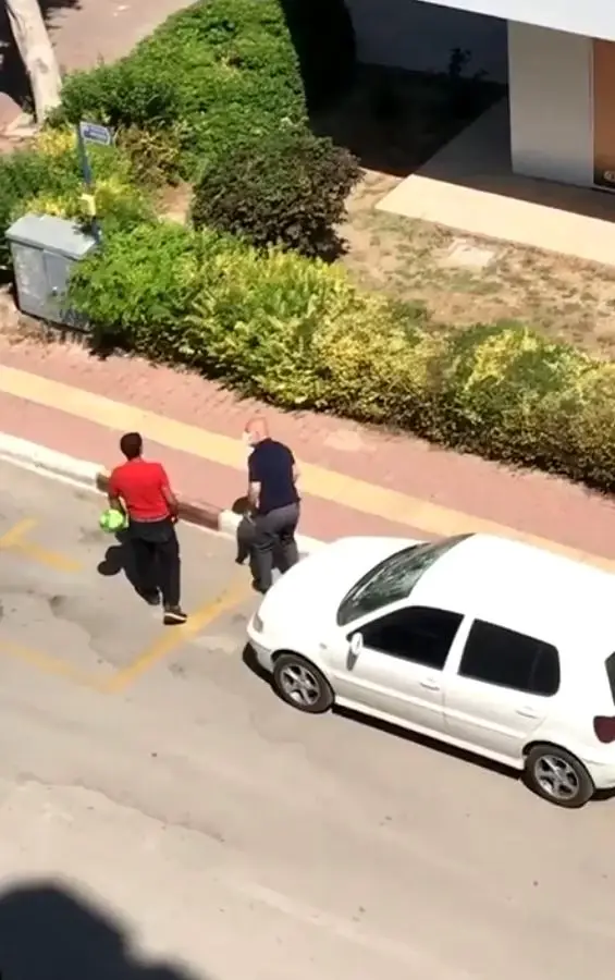 Park halindeki otomobilin camlarını parke taşıyla tuzla buz etti Park halindeki otomobilin camlarını parke taşıyla tuzla buz etti