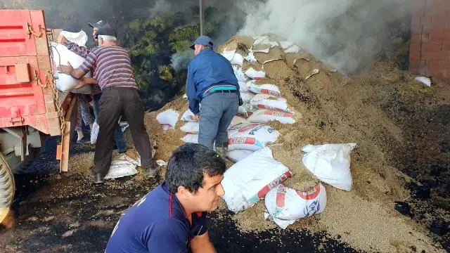 Saman ve yem deposu alevlere teslim oldu Saman ve yem deposu alevlere teslim oldu