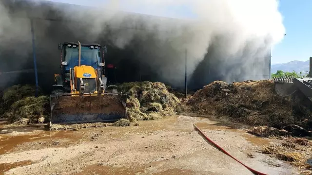 Saman ve yem deposu alevlere teslim oldu Saman ve yem deposu alevlere teslim oldu