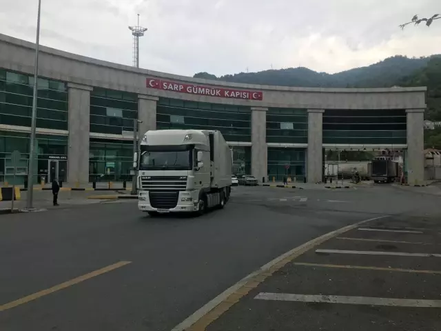 Uzun kuyrukların meydana geldiği Sarp Sınır Kapısı'nda tır trafiği normale döndü