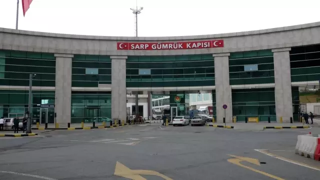 Uzun kuyrukların meydana geldiği Sarp Sınır Kapısı'nda tır trafiği normale döndü