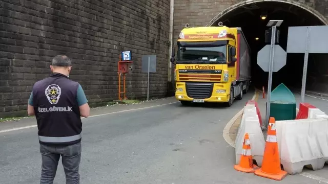 Uzun kuyrukların meydana geldiği Sarp Sınır Kapısı'nda tır trafiği normale döndü