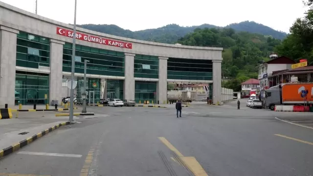 Uzun kuyrukların meydana geldiği Sarp Sınır Kapısı'nda tır trafiği normale döndü