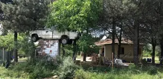 Satmaya kıyamadığı ilk arabasını 30 yıldır bahçede sergiliyor