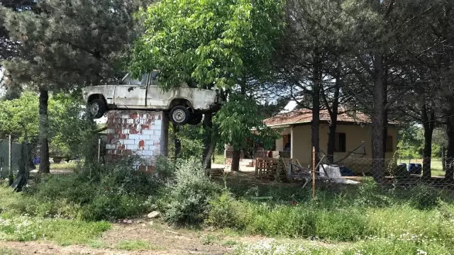 Satmaya kıyamadığı ilk arabasını 30 yıldır bahçede sergiliyor Satmaya kıyamadığı ilk arabasını 30 yıldır bahçede sergiliyor