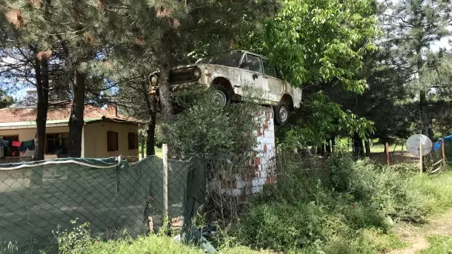 Satmaya kıyamadığı ilk arabasını 30 yıldır bahçede sergiliyor Satmaya kıyamadığı ilk arabasını 30 yıldır bahçede sergiliyor