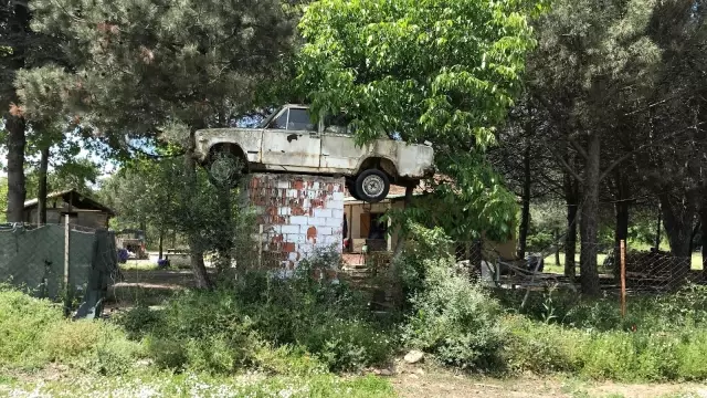 Satmaya kıyamadığı ilk arabasını 30 yıldır bahçede sergiliyor Satmaya kıyamadığı ilk arabasını 30 yıldır bahçede sergiliyor