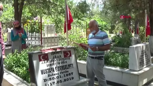ŞEHİT OĞULLARININ ŞEHADETİNİN İKİNCİ YILINDA KABRİ BAŞINDA ANDILAR ŞEHİT OĞULLARININ ŞEHADETİNİN İKİNCİ YILINDA KABRİ BAŞINDA ANDILAR