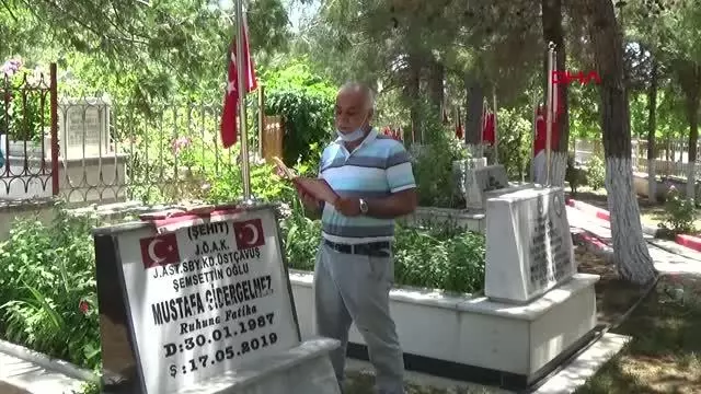 ŞEHİT OĞULLARININ ŞEHADETİNİN İKİNCİ YILINDA KABRİ BAŞINDA ANDILAR ŞEHİT OĞULLARININ ŞEHADETİNİN İKİNCİ YILINDA KABRİ BAŞINDA ANDILAR