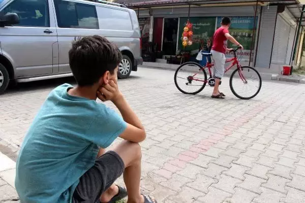 SOKAĞA DADANAN HIRSIZLAR, BU KEZ CAN'A ÖĞRETMENİNİN HEDİYE ETTİĞİ BİSİKLETİ ÇALDI SOKAĞA DADANAN HIRSIZLAR, BU KEZ CAN'A ÖĞRETMENİNİN HEDİYE ETTİĞİ BİSİKLETİ ÇALDI