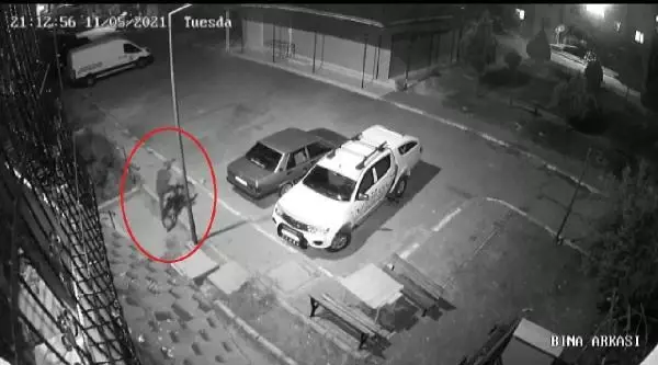 SOKAĞA DADANAN HIRSIZLAR, BU KEZ CAN'A ÖĞRETMENİNİN HEDİYE ETTİĞİ BİSİKLETİ ÇALDI SOKAĞA DADANAN HIRSIZLAR, BU KEZ CAN'A ÖĞRETMENİNİN HEDİYE ETTİĞİ BİSİKLETİ ÇALDI