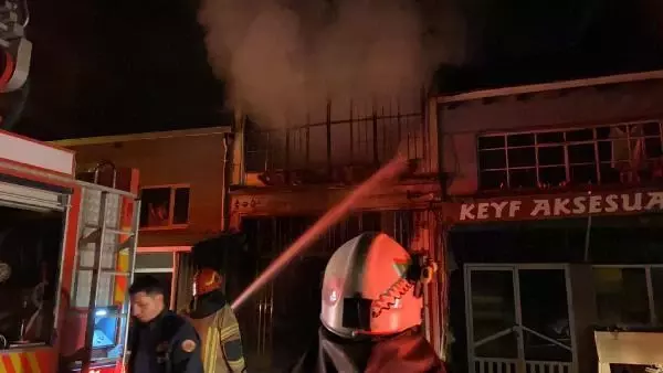 Son bir ayda ikinci kez yangın çıkan iş yeri, kullanılmaz hale geldi Son bir ayda ikinci kez yangın çıkan iş yeri, kullanılmaz hale geldi