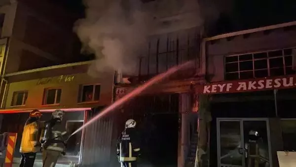 Son bir ayda ikinci kez yangın çıkan iş yeri, kullanılmaz hale geldi Son bir ayda ikinci kez yangın çıkan iş yeri, kullanılmaz hale geldi