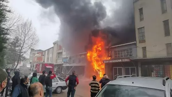 Son bir ayda ikinci kez yangın çıkan iş yeri, kullanılmaz hale geldi Son bir ayda ikinci kez yangın çıkan iş yeri, kullanılmaz hale geldi