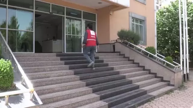 Suriyeli Ahmet nişanlısı için Türkiye'de yardım gönüllüsü oldu Suriyeli Ahmet nişanlısı için Türkiye'de yardım gönüllüsü oldu