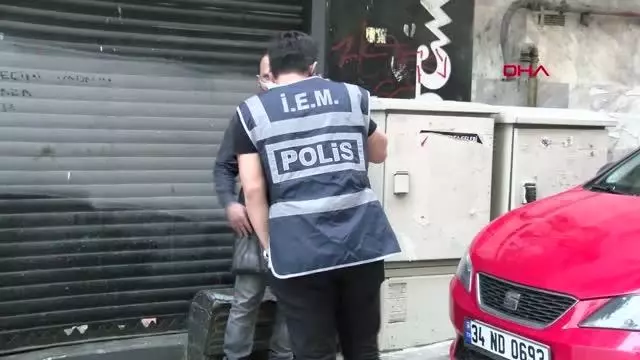 TAKSİM'DE 10 BİN DOLARI GASBEDİLEN UMMANLI TURİSTİN GÖZYAŞLARI TAKSİM'DE 10 BİN DOLARI GASBEDİLEN UMMANLI TURİSTİN GÖZYAŞLARI