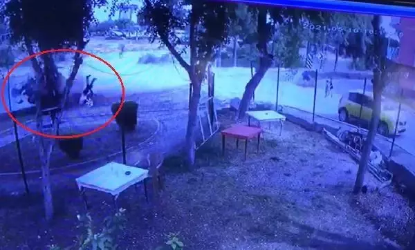 TAKSİNİN 2 KİŞİYE ÇARPIP NEHRE UÇTUĞU KAZA KAMERADA TAKSİNİN 2 KİŞİYE ÇARPIP NEHRE UÇTUĞU KAZA KAMERADA