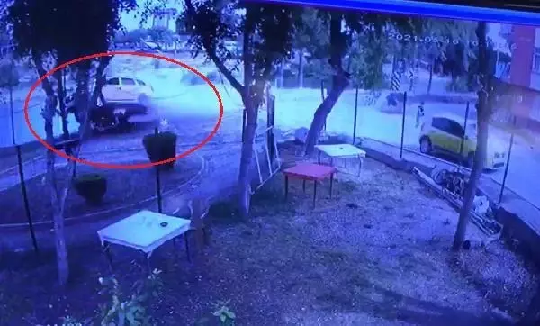 TAKSİNİN 2 KİŞİYE ÇARPIP NEHRE UÇTUĞU KAZA KAMERADA TAKSİNİN 2 KİŞİYE ÇARPIP NEHRE UÇTUĞU KAZA KAMERADA