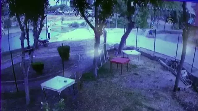 Son dakika haberleri: Taksinin 2 kişiye çarpıp Seyhan Nehri'ne düşmesi güvenlik kamerasında Son dakika haberleri: Taksinin 2 kişiye çarpıp Seyhan Nehri'ne düşmesi güvenlik kamerasında
