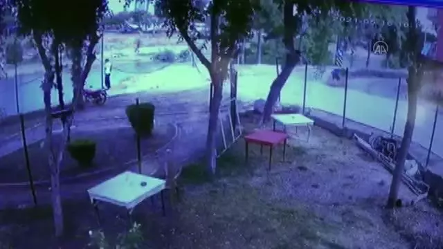 Son dakika haberleri: Taksinin 2 kişiye çarpıp Seyhan Nehri'ne düşmesi güvenlik kamerasında Son dakika haberleri: Taksinin 2 kişiye çarpıp Seyhan Nehri'ne düşmesi güvenlik kamerasında