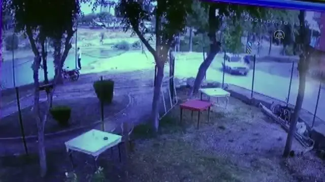 Son dakika haberleri: Taksinin 2 kişiye çarpıp Seyhan Nehri'ne düşmesi güvenlik kamerasında Son dakika haberleri: Taksinin 2 kişiye çarpıp Seyhan Nehri'ne düşmesi güvenlik kamerasında