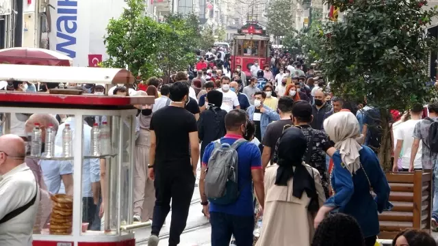 Tam Kapanma bitti, vatandaş İstiklal Caddesine akın etti Tam Kapanma bitti, vatandaş İstiklal Caddesine akın etti