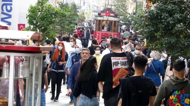 Tam Kapanma bitti, vatandaş İstiklal Caddesine akın etti Tam Kapanma bitti, vatandaş İstiklal Caddesine akın etti