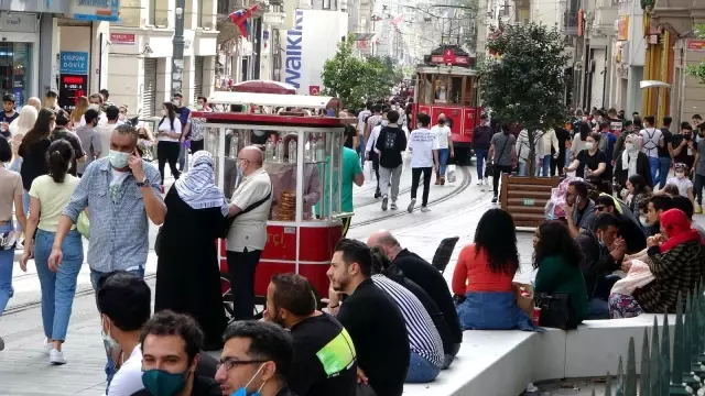 Tam Kapanma bitti, vatandaş İstiklal Caddesine akın etti Tam Kapanma bitti, vatandaş İstiklal Caddesine akın etti
